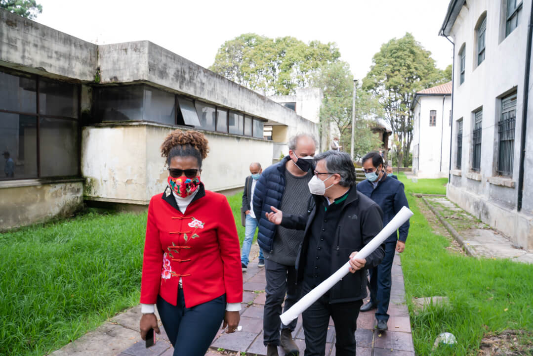 Ministra de ciencias, tecnología e innovación de Colombia caminando acompañada por el gerente del proyecto