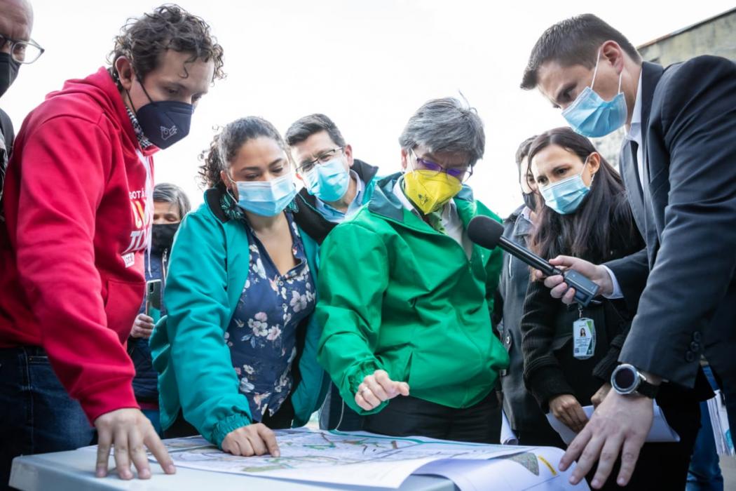 La alcaldesa Claudia López junto a funcionarios del Distrito revisaron los sitios estratégicos que serán parte del proyecto integral de revitalización del cable aéreo San Cristóbal.Foto:Alcaldía Mayor de Bogotá.