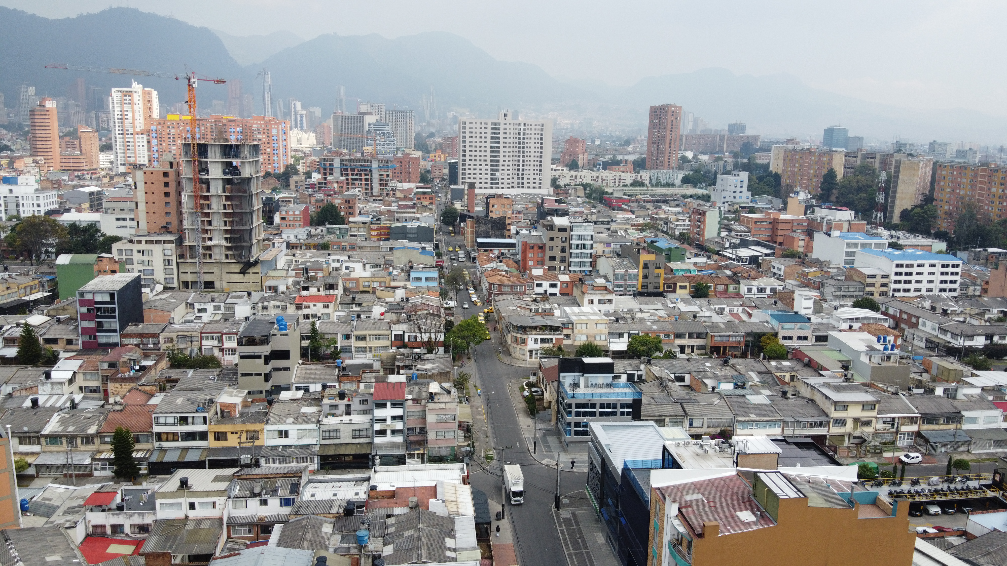 Imagen urbanistica de Bogotá con vista de fondo a los cerros orientales