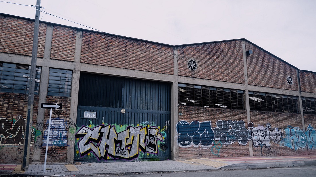 foto bodega con grafiti