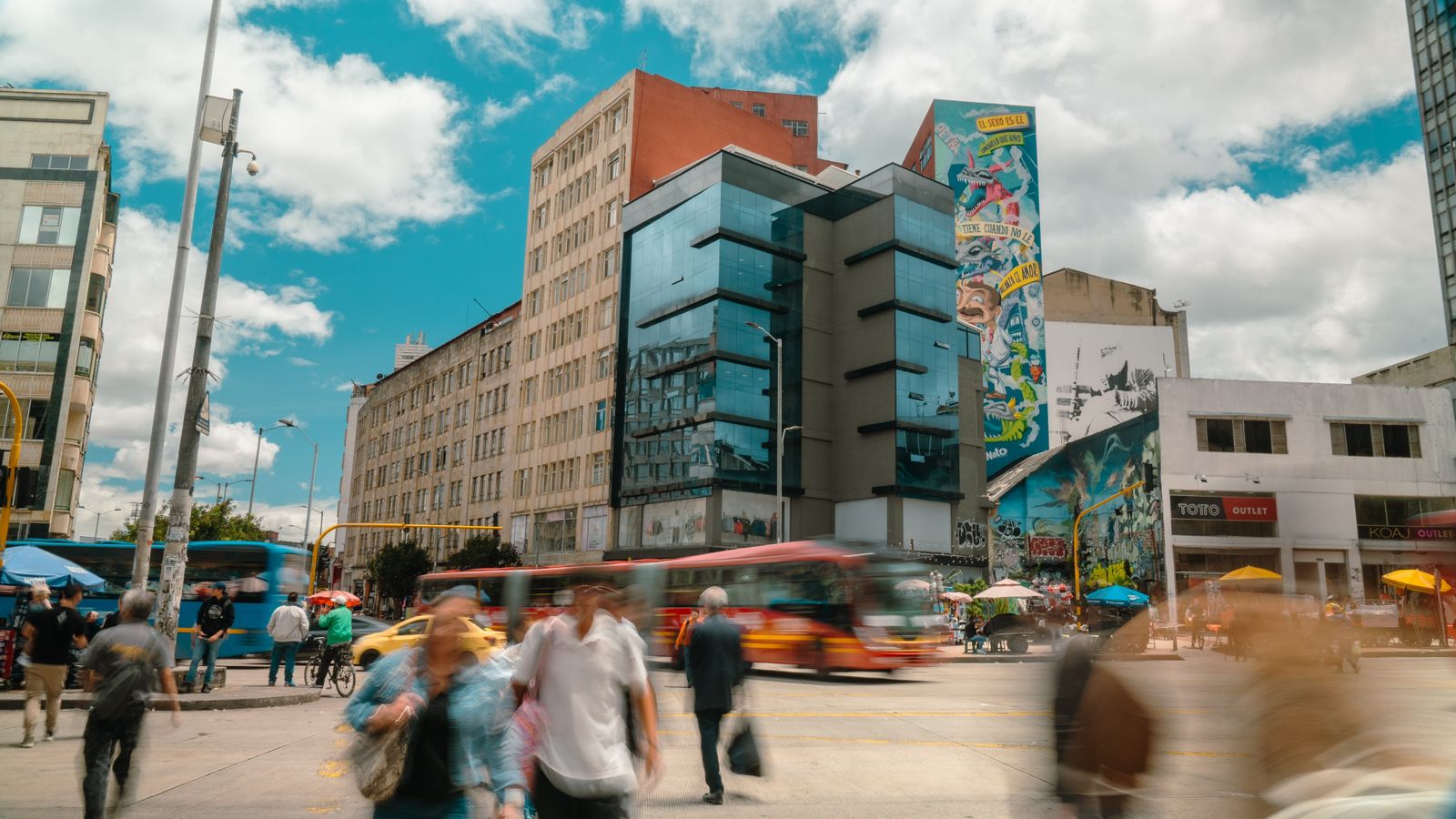 Fotografía de Bogotá transeúntes difuminados