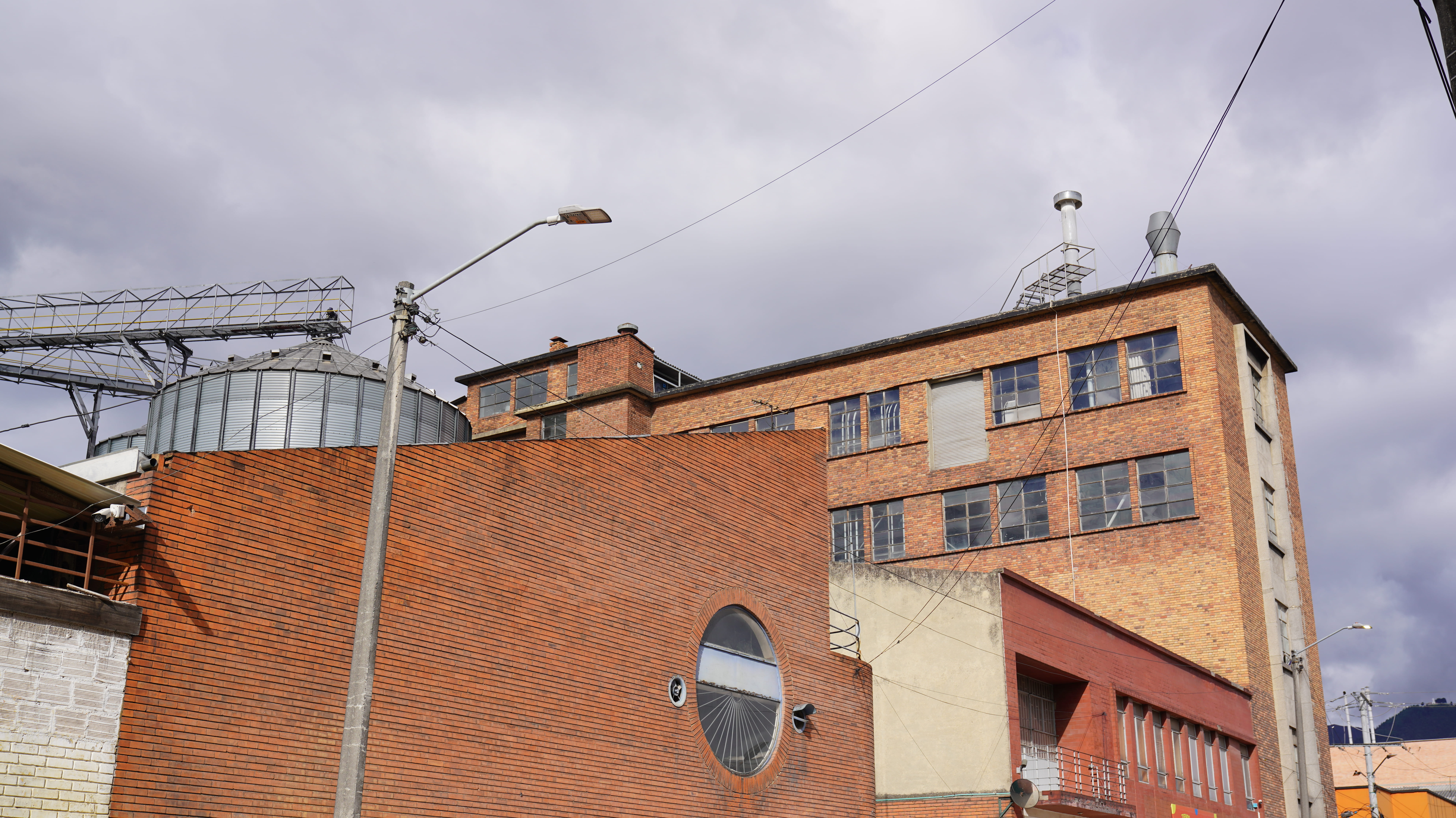 fotografía muro de una fabrica en zona industrial