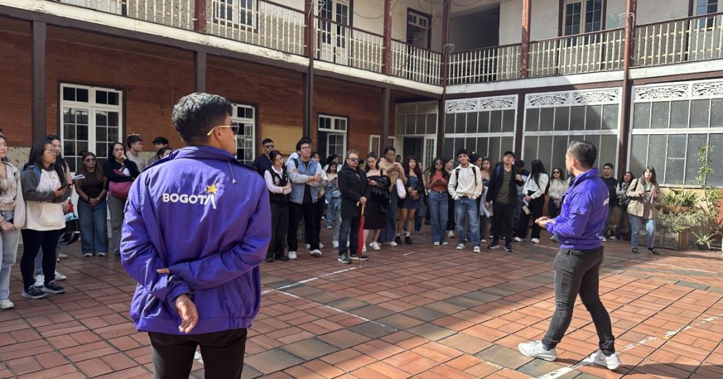 foto estudiantes universitarios en el antiguo colegio el rosario de bogotá