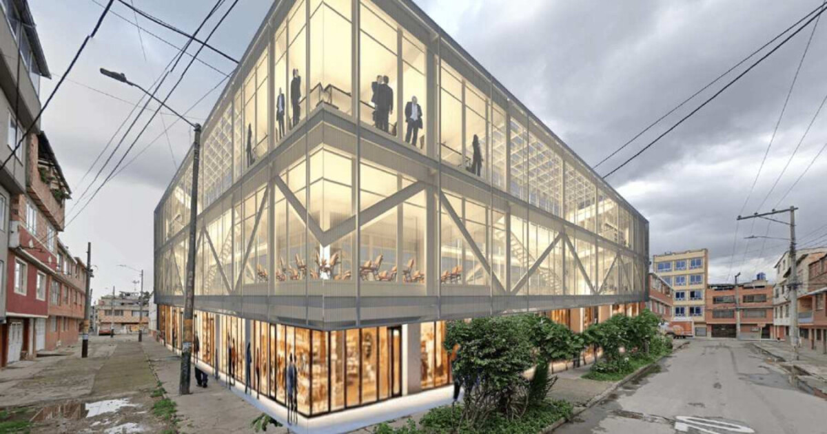 Edificio moderno de vidrio en una esquina, con personas visibles en el interior, rodeado por calles, postes y viviendas.