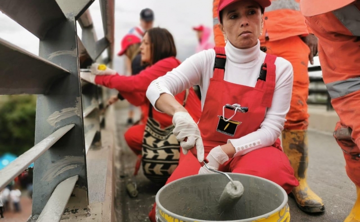 Personas participando de las jornadas de aseo en Bogotá 