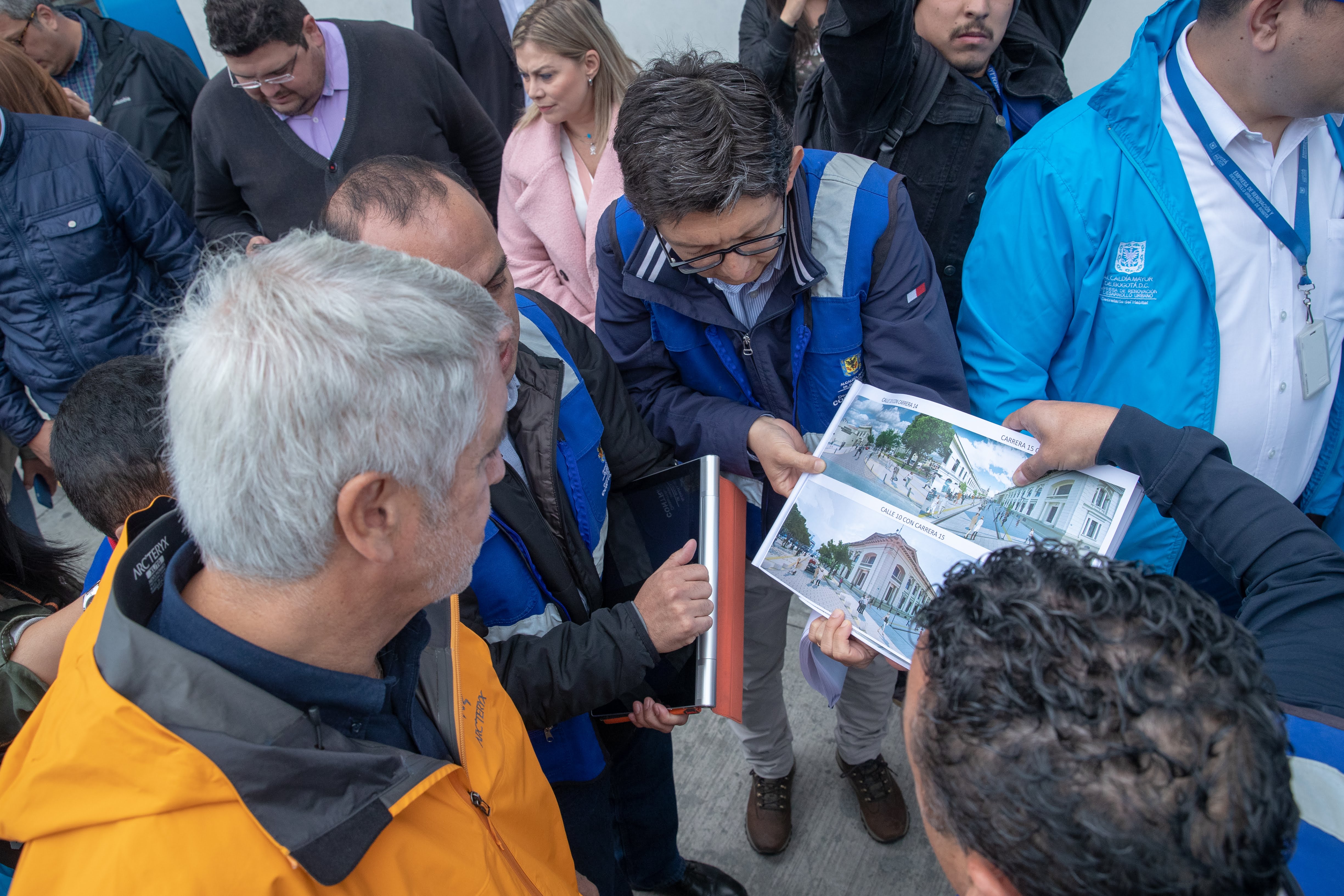 Alcalde Enrique Peñalosa observando los proyectos de la intervención del Bronx