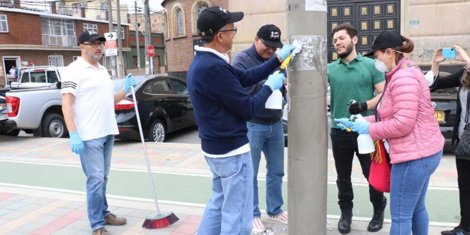 Personas participando de las jornadas de aseo en Bogotá 