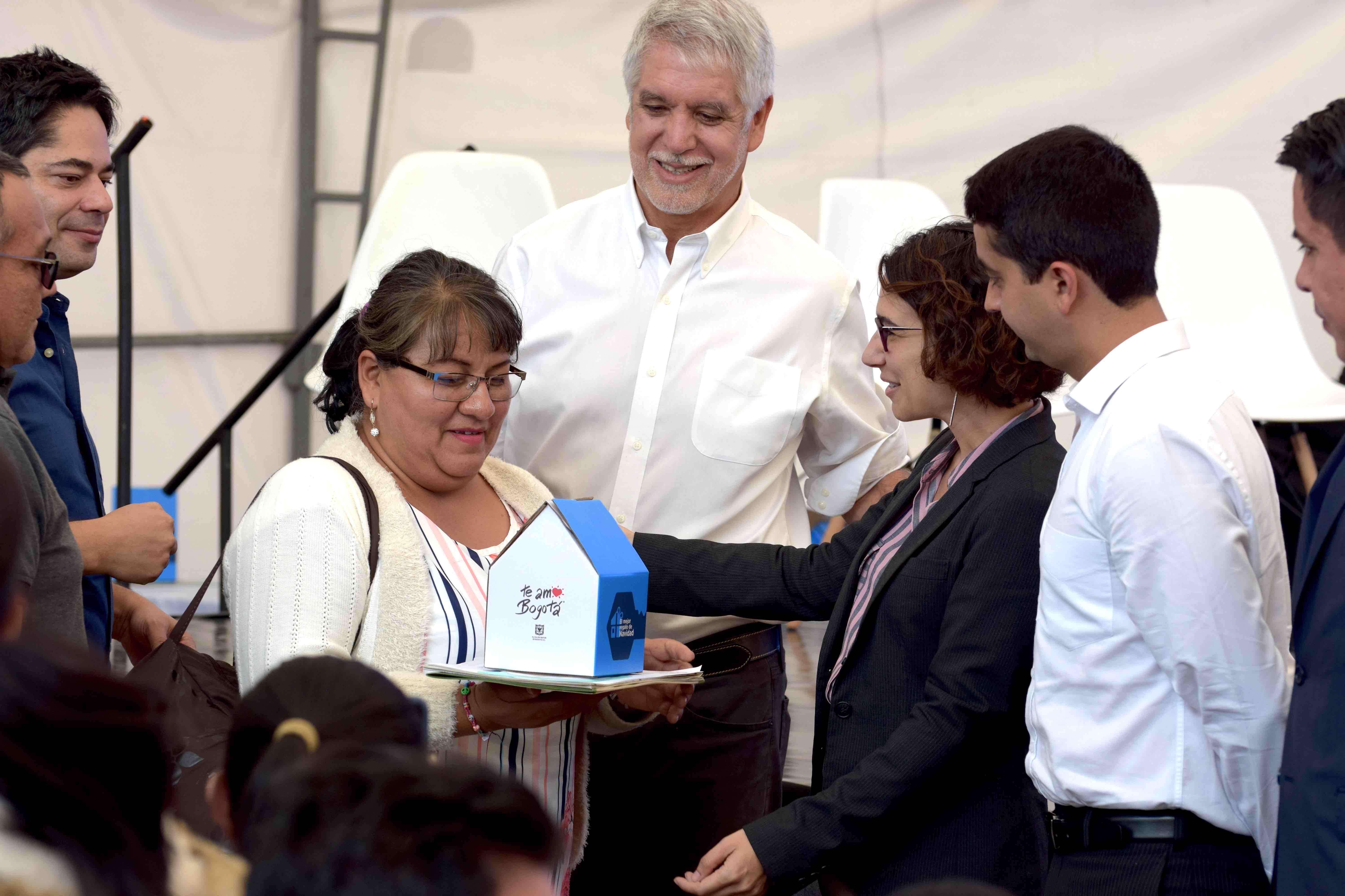 Alcalde Enrique Peñalosa con familias beneficiadas de los proyectos de vivienda