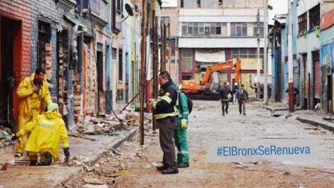 Imagen de personal trabajando en la demolición en sector del Voto Nacional