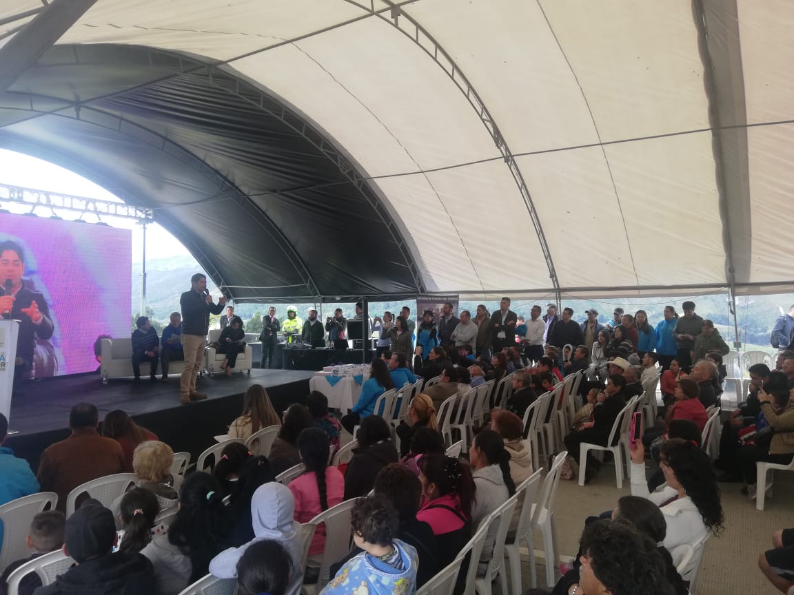 Participantes en reunión de construcción de viviendas