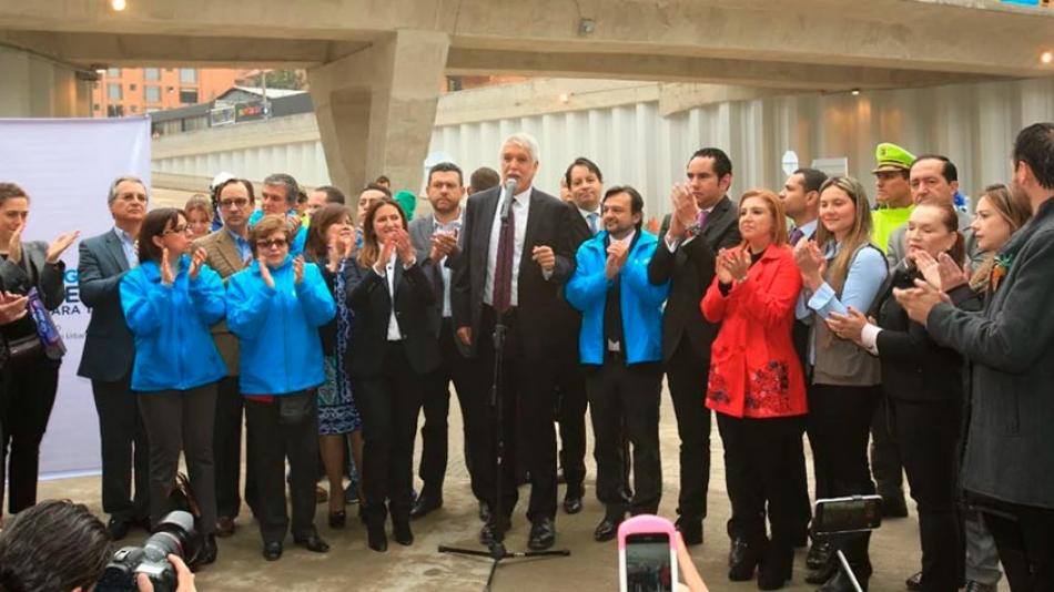 Imagen de Alcalde Enrique Peñalosa con personal de la alcaldía