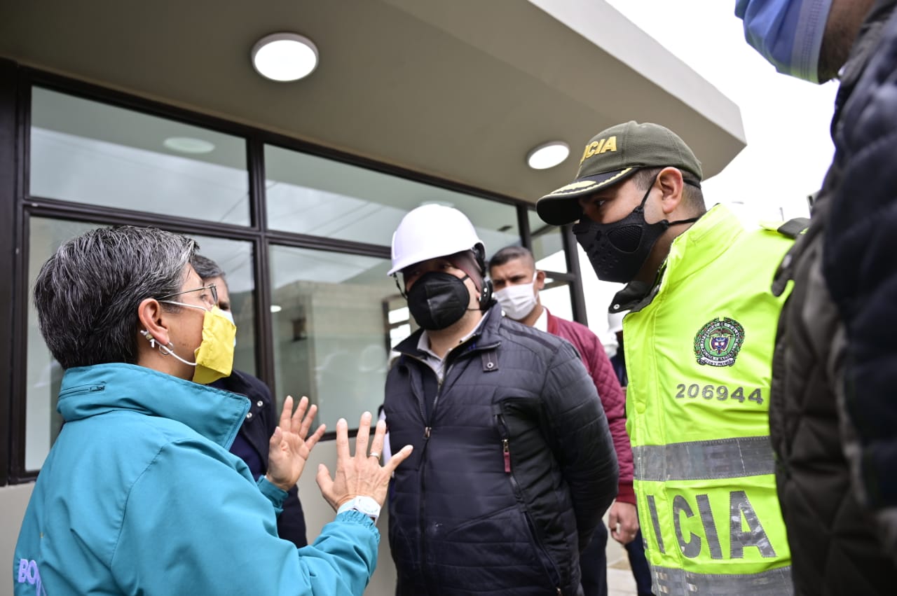 Alcaldesa Claudia López junto a Policia CAI Santa Librada